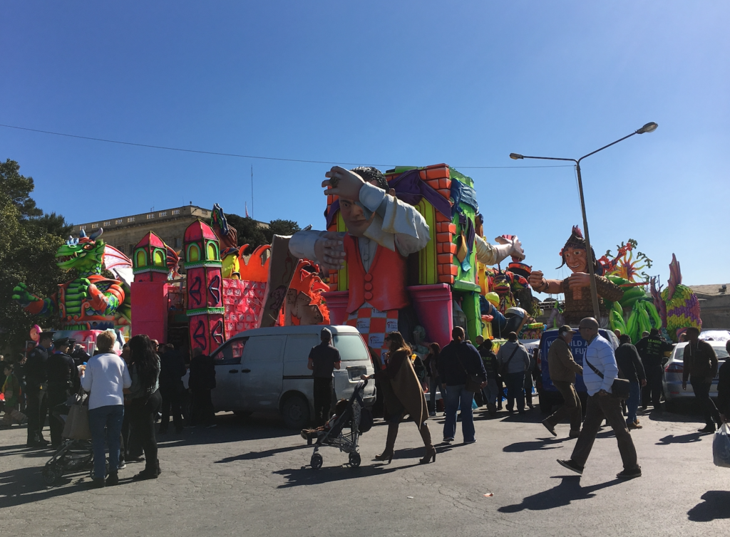 バレッタで見た祭りの台車。カラフルに彩られた様々なキャラクターやドラゴンが描かれている。